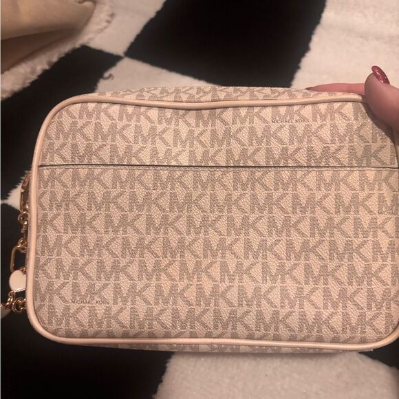 Michael Kors Cream and Gold Signature Logo magnetic pocket Crossbody - Picture 3 of 7